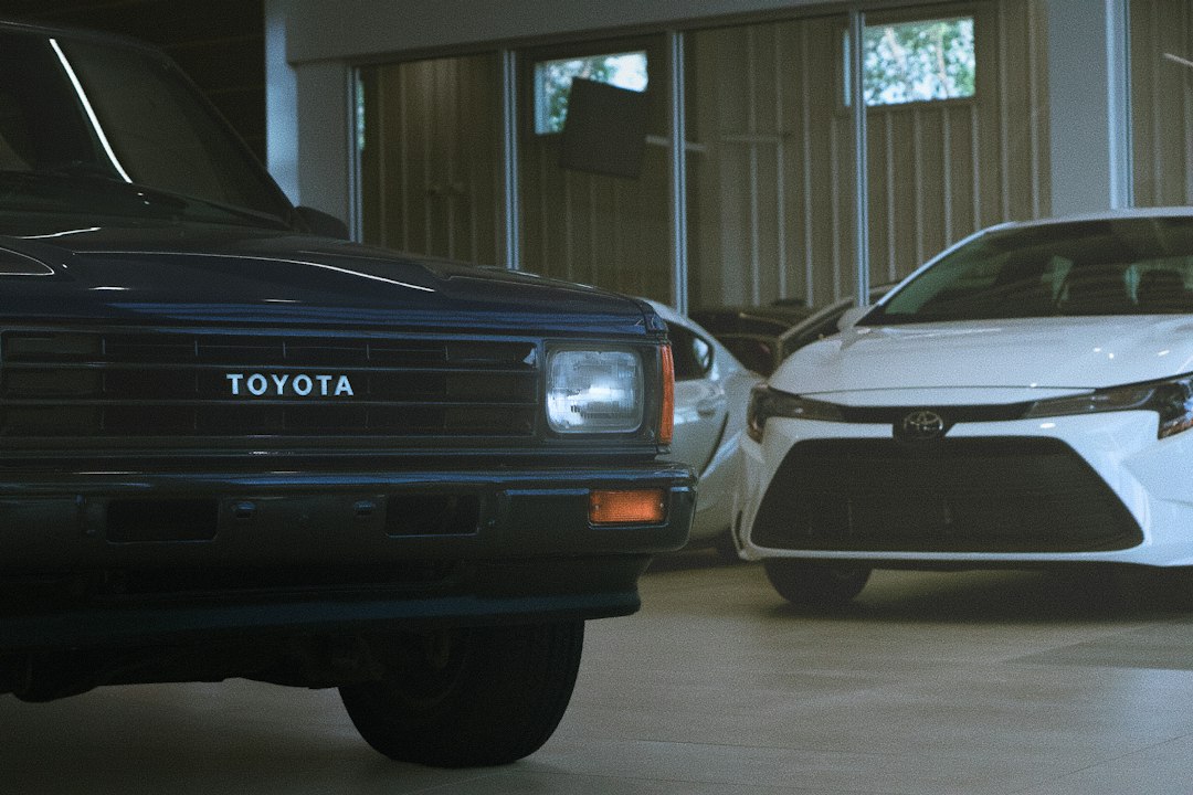 Dua mobil Toyota dari generasi berbeda terparkir berdampingan