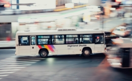 Bus putih di jalan, ilustrasi GPS pelacak bus dan travel