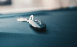 Remote kunci mobil keyless berwarna hitam