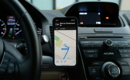 Dasbor mobil dengan layar peta digital untuk memantau lokasi kendaraan