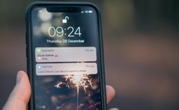 Seseorang memegang ponsel, ilustrasi notifikasi GPS pelacak