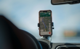 Perangkat GPS terpasang di dasbor agar terlihat pengemudi saat melaju di jalan tol