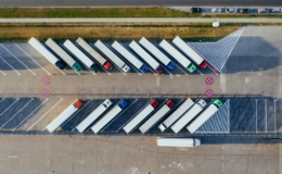 Deretan truk terparkir di pool, armada yang bisa dipantau dengan GPS pelacak dan sensor BBM