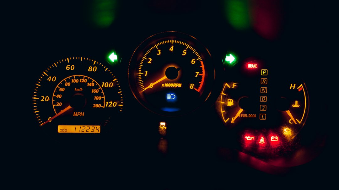 Panel instrumen mobil yang menampilkan speedometer dan odometer, gambaran pencatatan jarak tempuh mobil kantor