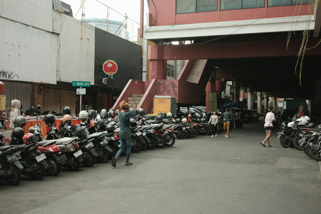 Deretan sepeda motor terparkir berdampingan, area yang perlu diwaspadai dari pencurian motor