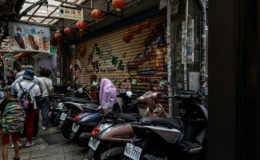Deretan sepeda motor terparkir di jalan sempit depan pertokoan