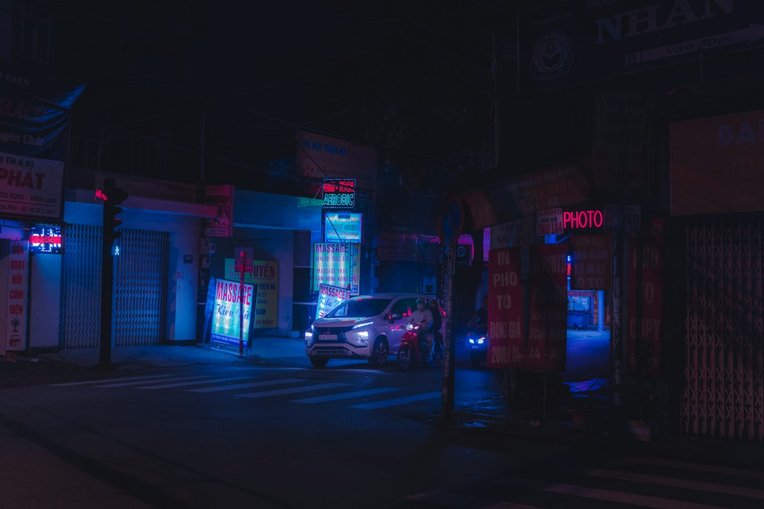 Deretan mobil terparkir di depan toko pada malam hari